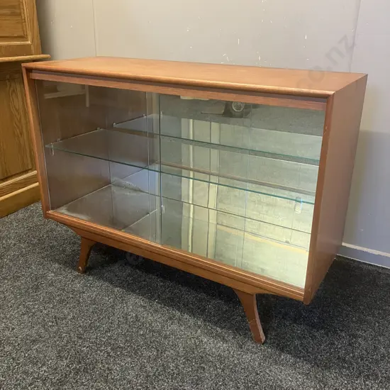 Mid-Century Mahogany Display Cabinet, Mirrored Interior, Glass Shelf & Sliding Glass Doors. H79 W105 D39cm (As Found)