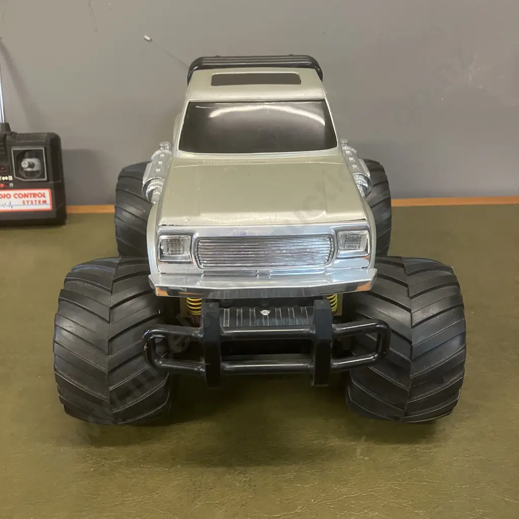 HUMONGUS R/C Monster Truck - 27 Mhz Image 1++