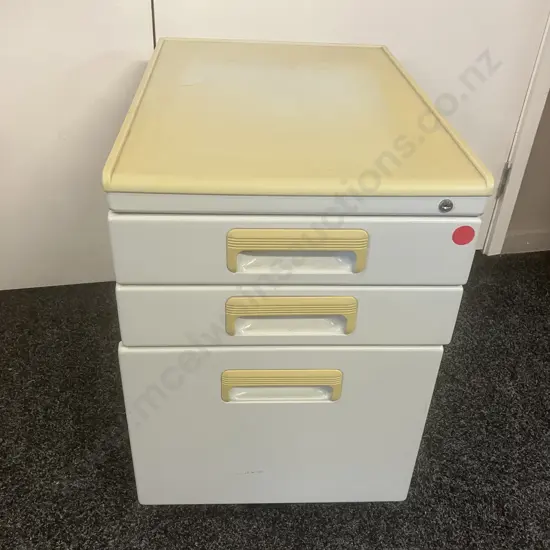 Vintage 3 Drawer Mobile Filer. H58 W39.5 D55.5cm
