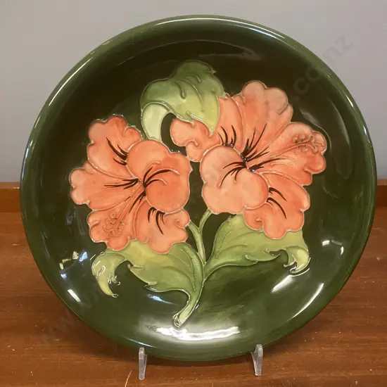 Moorcroft Pottery Hibiscus Pattern Plate With Queen Mary Label. Dia 21.5cm