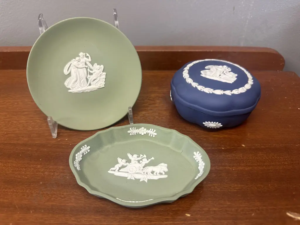 Wedgwood Jasperware Dark Blue Lidded Trinket Dish Dia9cm With Sage Green Dishes Image 1++