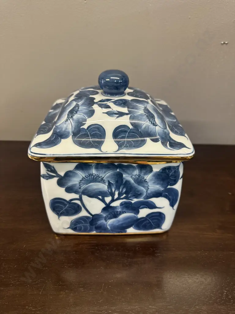 Chinoisere Style Blue & White Lidded Floral & Gilt Lidded Jar Image 1++