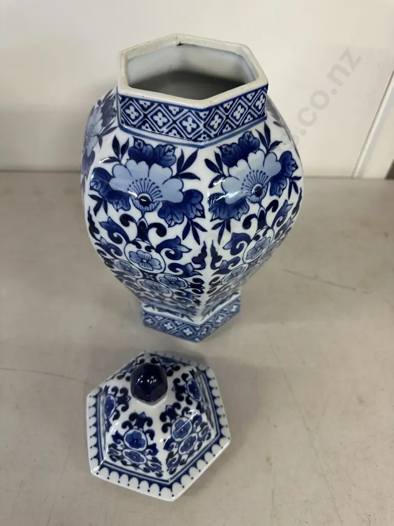 Blue & White Lidded Ginger Jar H35cm. Image 1++