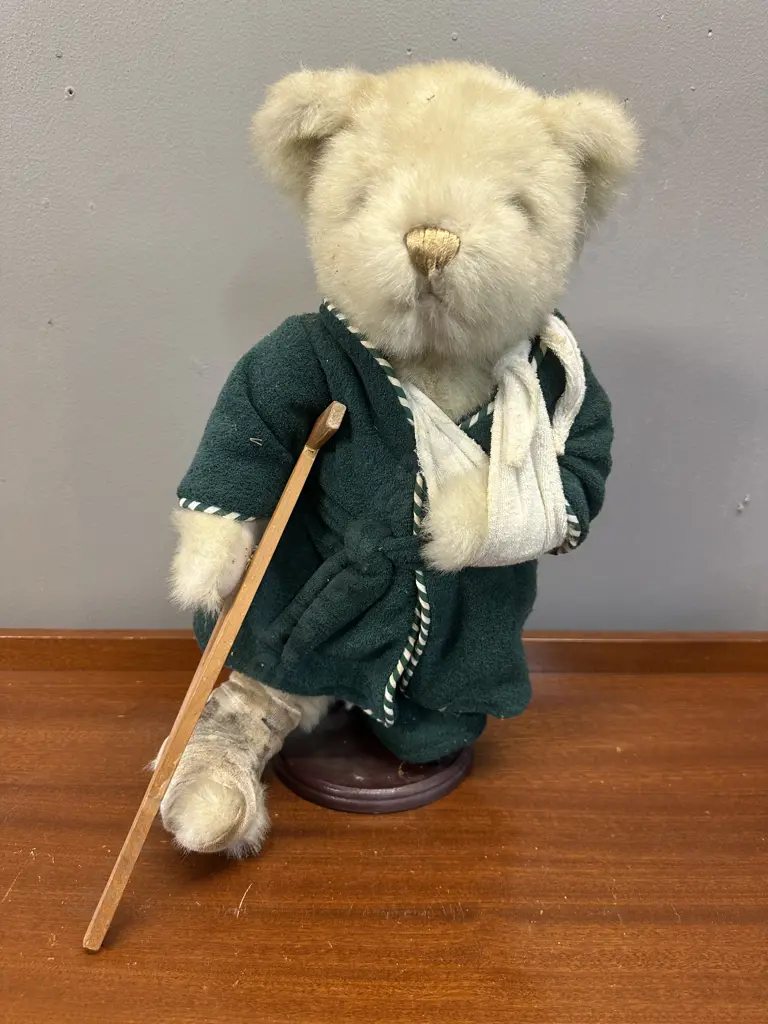 Vintage Specials Collectors Edition Invalid Bear Displayed On Stand H40cm. Image 1++