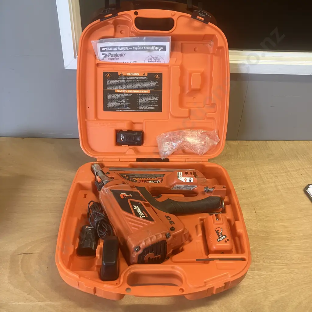 Paslode B20543 Impulse FrameMaster-Li 30 Degree Framing Nailer, 2 x Batteries, Charger, Manual, In Moulded Case Image 1++