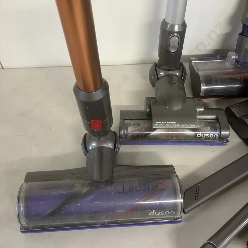 Dyson V10 (SV12) Cyclone Cordless Vacuum Cleaner with Accessories & Charging Dock Image 1++