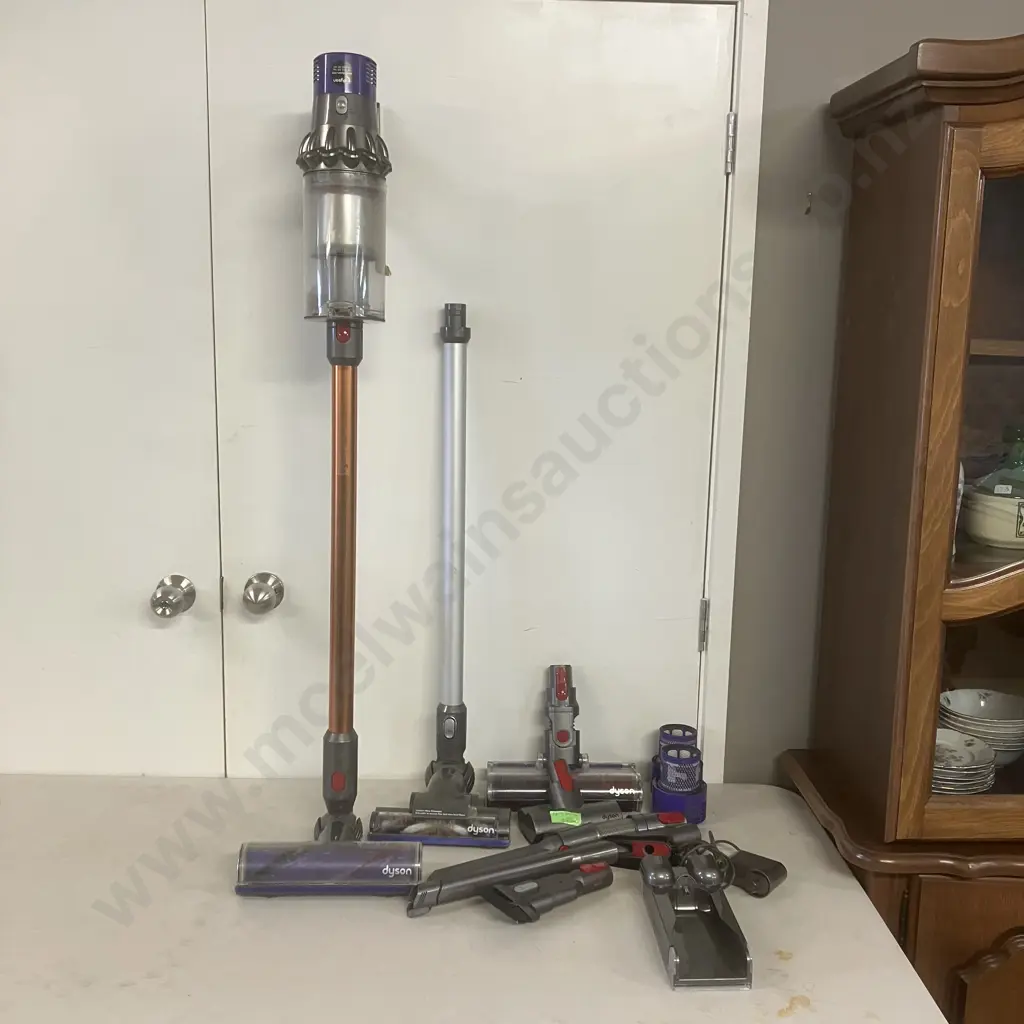 Dyson V10 (SV12) Cyclone Cordless Vacuum Cleaner with Accessories & Charging Dock Image 1++