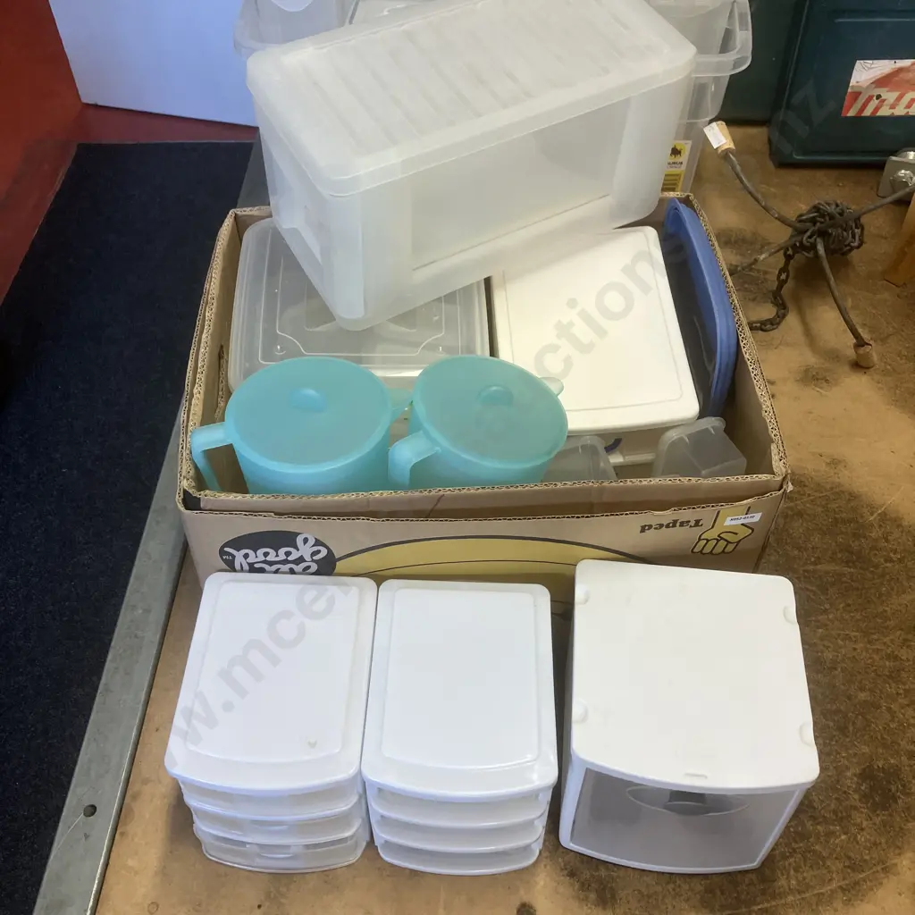 Box Lot Assorted Plasticware Image 1++