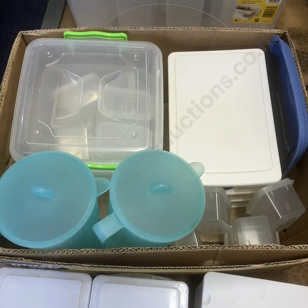 Box Lot Assorted Plasticware Image 1++