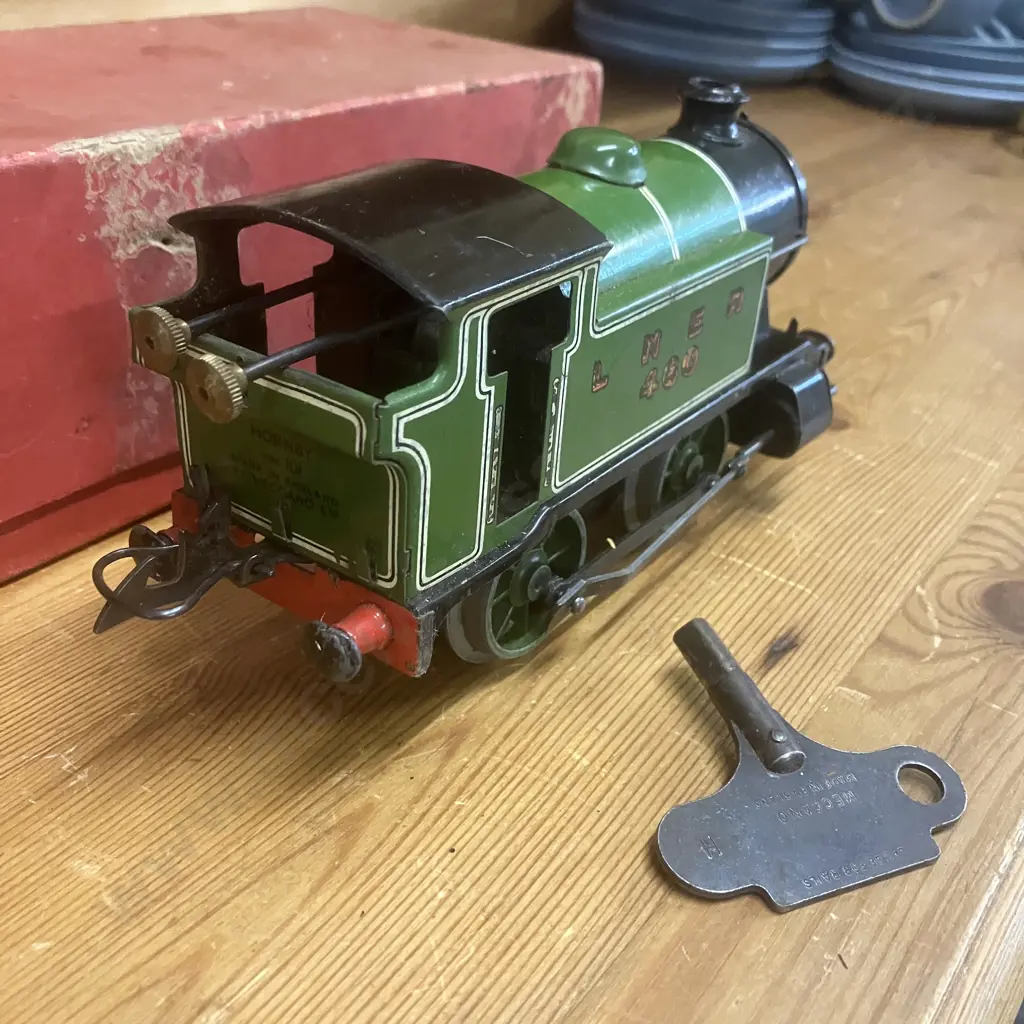 Hornby 1950s O Gauge Clockwork  No.101 'LNER 460' Green Tank Loco (Reversing) With Key,  Assorted Carriages & Rail Track Image 1++