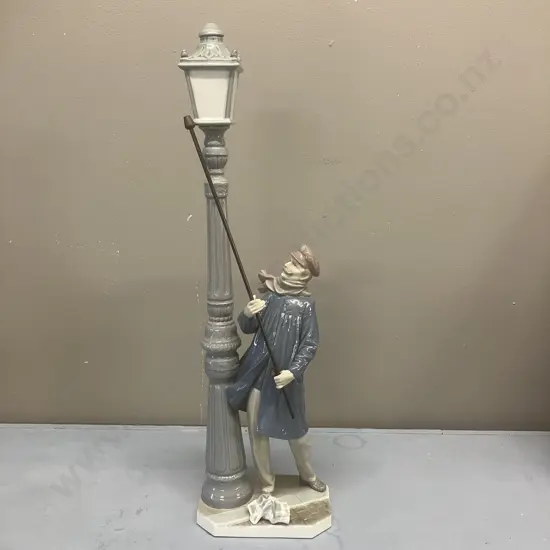 Lladro "The Lamplighter" Porcelain Figurine  #5205. H47cm