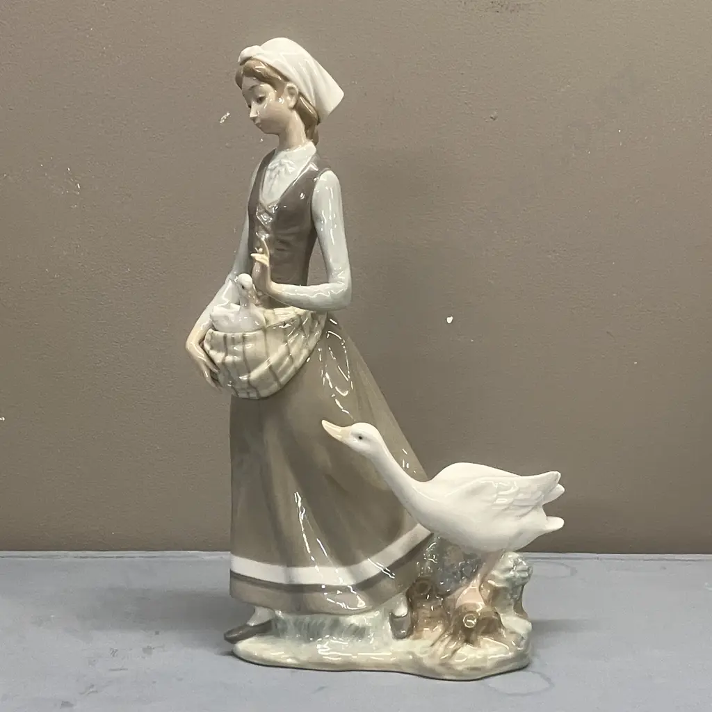 Lladro "Girl With Goose" Porcelain Figurine  #4815, Issued 1972 Retired 1991. H31.5cm Image 1++