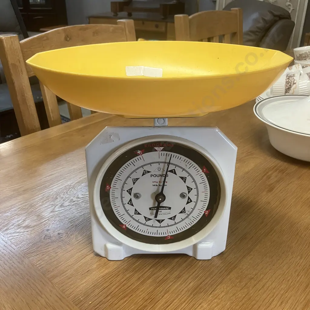 Vintage White PERSINWARE No. 714 Household Scales With Yellow Weighing Pan -  Made In New Zealand Image 1++