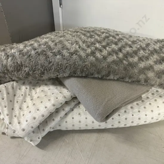 King Size Duvet Cover, Pillowcases & Throws