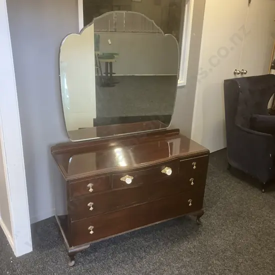 Mahogany Queen Anne Style 5 Drawer Dressing Table With Tilting Mirror & Glass Cover.