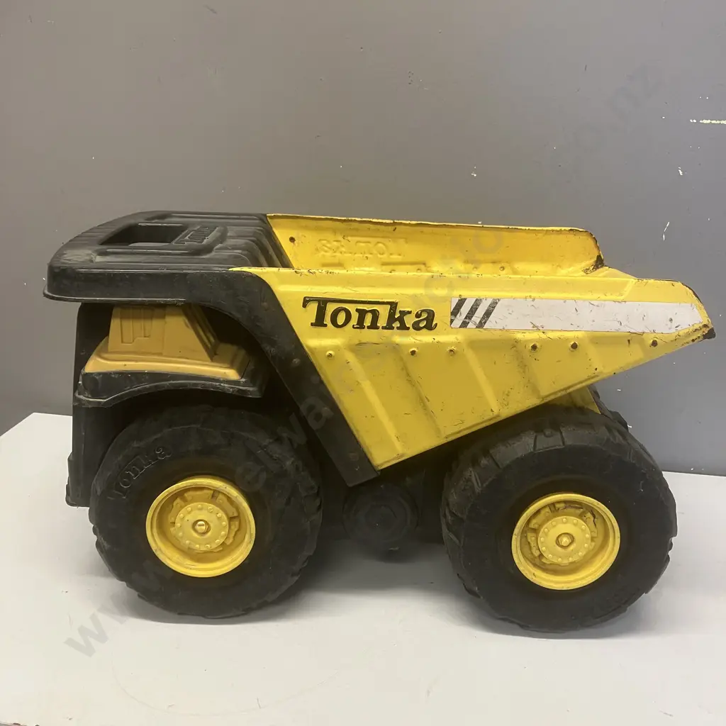 Tonka Steel Classics Toughest Mighty Dump Truck. 29 x 49cm Image 1++