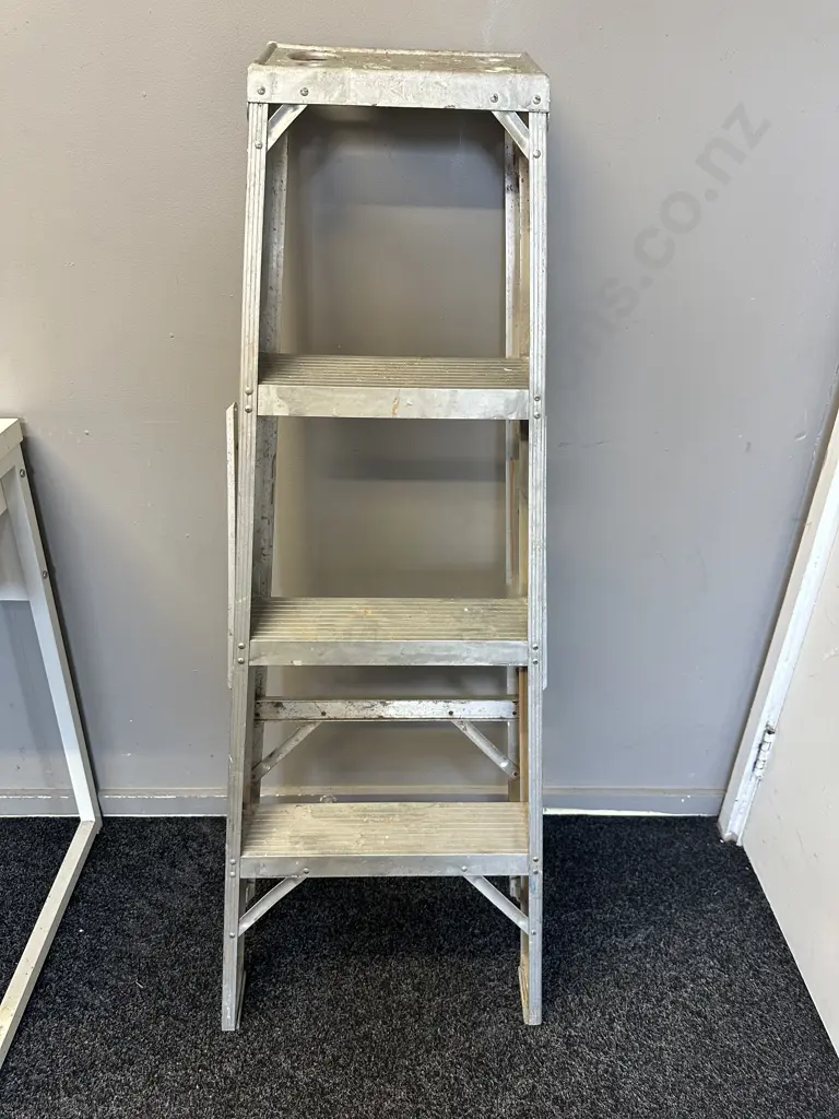 3 Step Ladder Image 1++