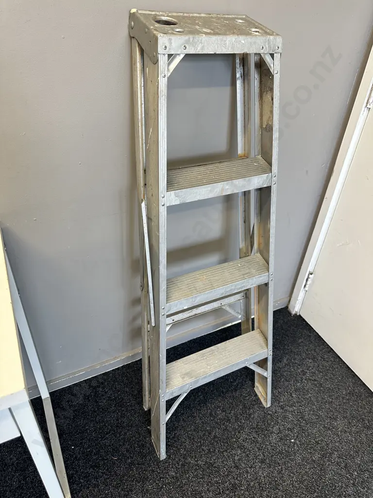 3 Step Ladder Image 1++