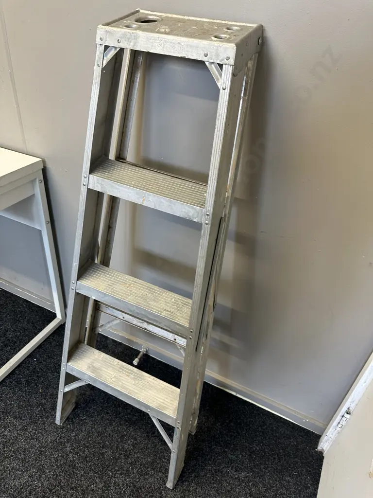3 Step Ladder Image 1++