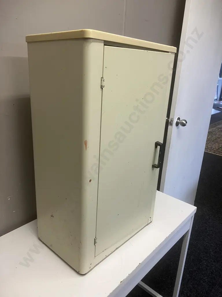 Metal Single Door Cabinet. H77.5 W46 D29cm Image 1++