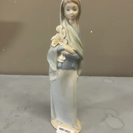 Lladro Figurine "Girl With Flowers" Porcelain Figurine #4650, Issued 1970 Retired 1998. H23cm (As Found)