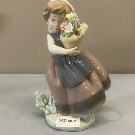 Lladro Figurine "Spring Is Here" Porcelain Figurine #5223, Issued 1984. H17cm