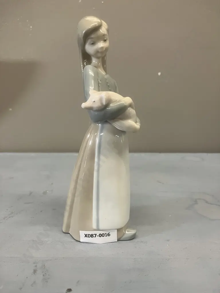 Lladro Figurine "Girl With Pig" Porcelain Figurine #1011, Issued 1970 Retired 2002. H18cm Image 1++