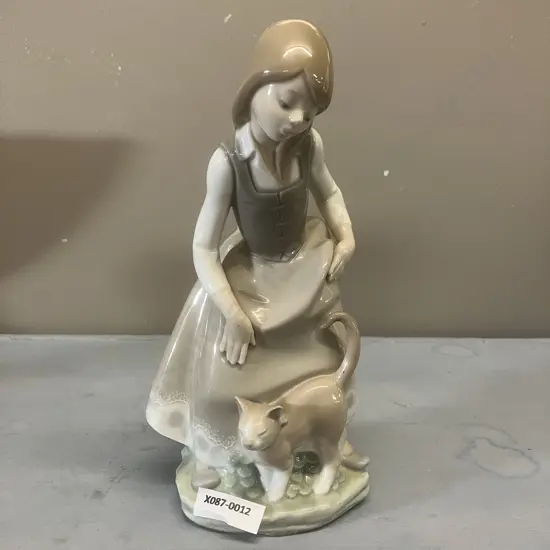 Lladro Figurine "Little Girl With Cat" Porcelain Figurine #1187, Issued 1972 Retired 1990. H21.5cm
