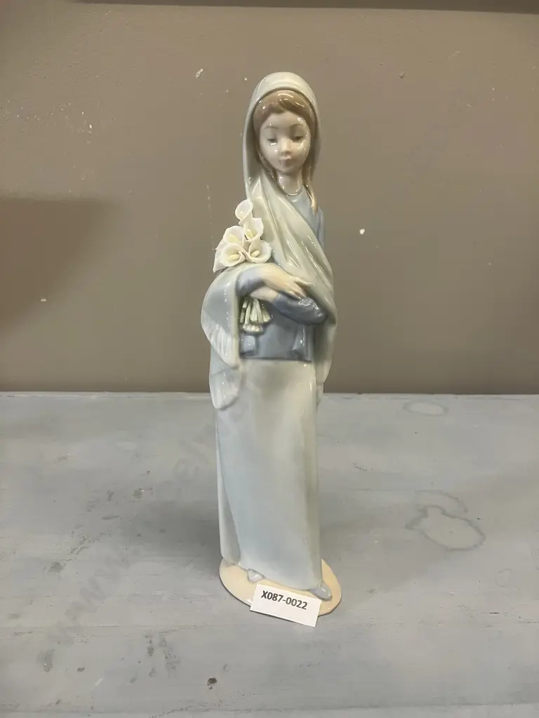 Lladro Figurine "Girl With Flowers" Porcelain Figurine #4650, Issued 1970 Retired 1998. H23cm Image 1++