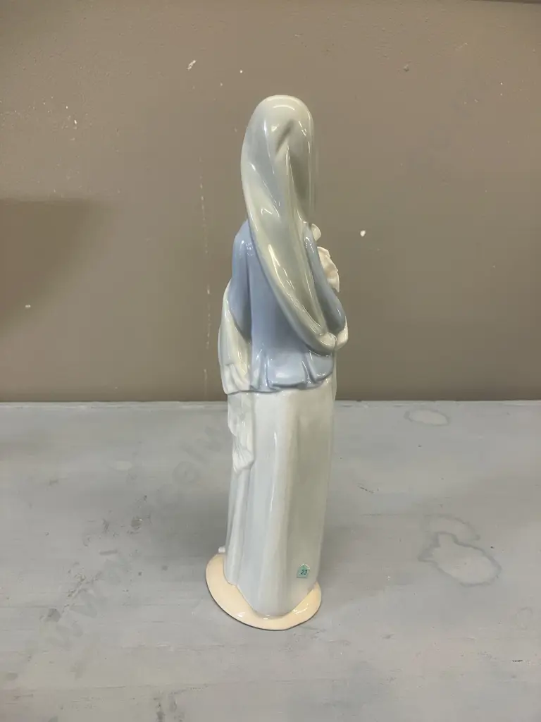 Lladro Figurine "Girl With Flowers" Porcelain Figurine #4650, Issued 1970 Retired 1998. H23cm Image 1++