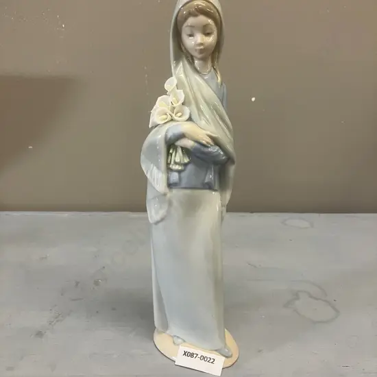 Lladro Figurine "Girl With Flowers" Porcelain Figurine #4650, Issued 1970 Retired 1998. H23cm
