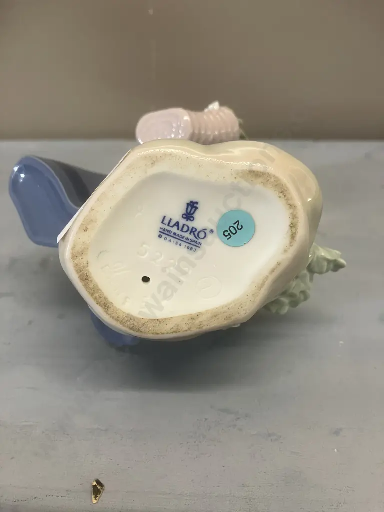 Lladro Figurine "Pretty Pickings" Porcelain Figurine #5222, Issued 1984. H18cm Image 1++