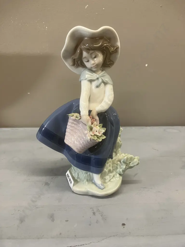 Lladro Figurine "Pretty Pickings" Porcelain Figurine #5222, Issued 1984. H18cm Image 1++