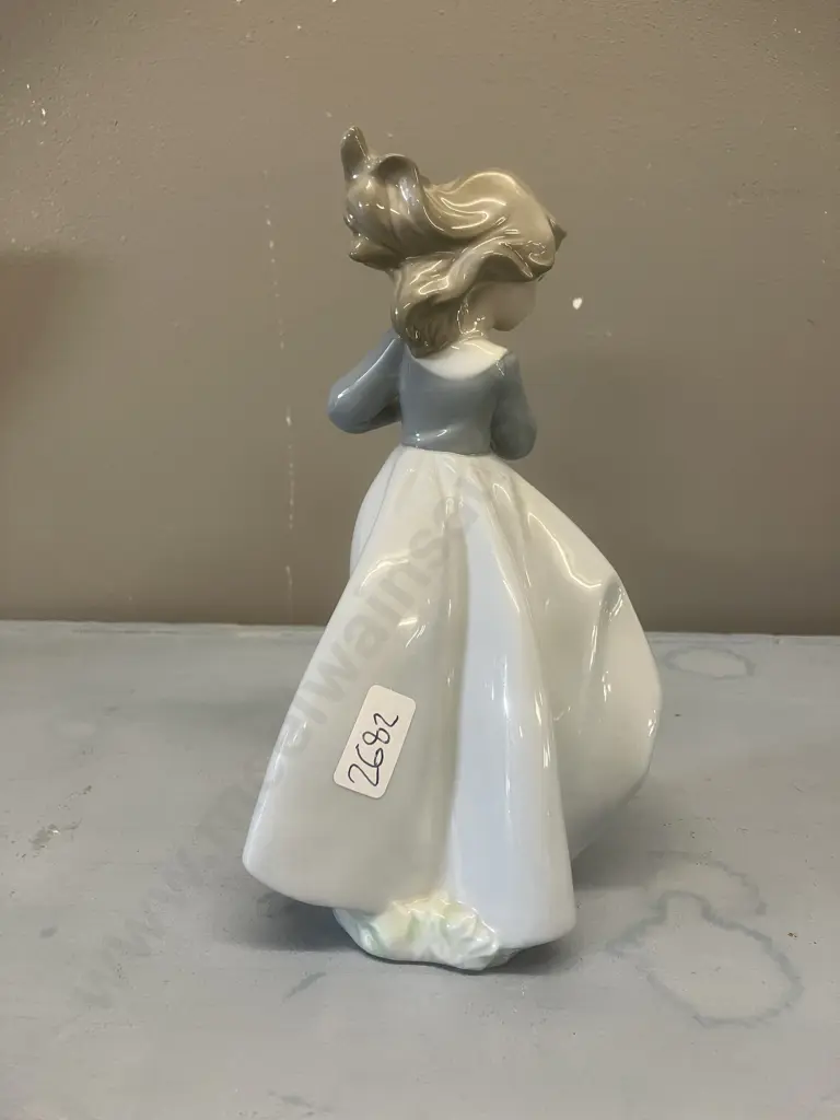 Nao by Lladro "Windy Afternoon" Porcelain Figurine, 1988 H19cm Image 1++