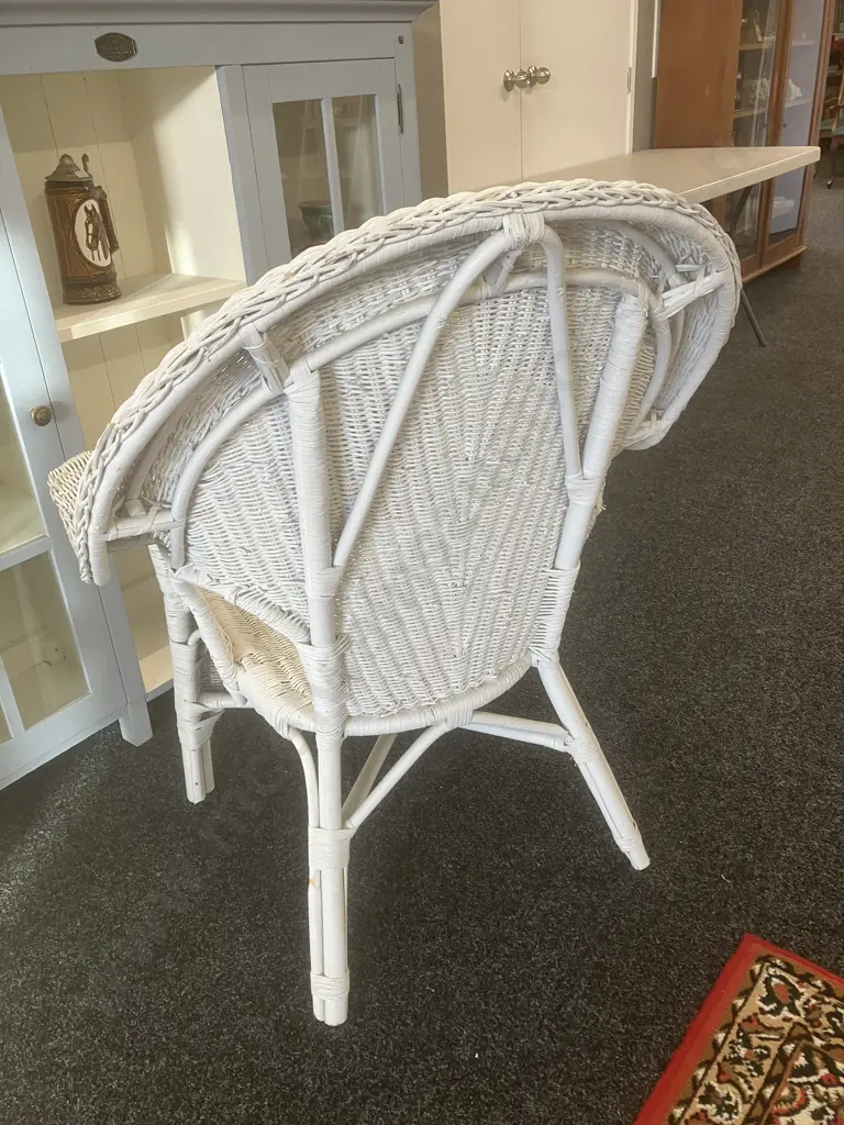 White Wicker Chair Image 1++