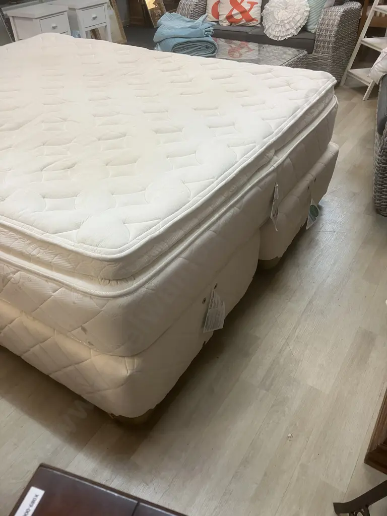 Simmons Remembrance King Size Mattress & Split-Base Image 1++