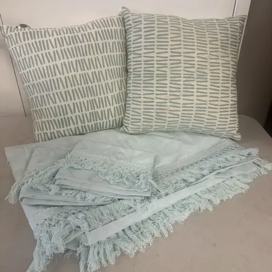 Turquoise & Cream Tones Queen Size Yn&g Duvet Cover, Pillow Cases & Designer Tilly At Home Cushions x2