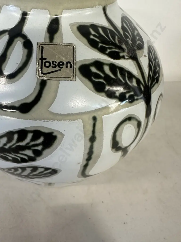 Tosen Ceramic Vase Black & White Leaf Pattern Design Image 1++
