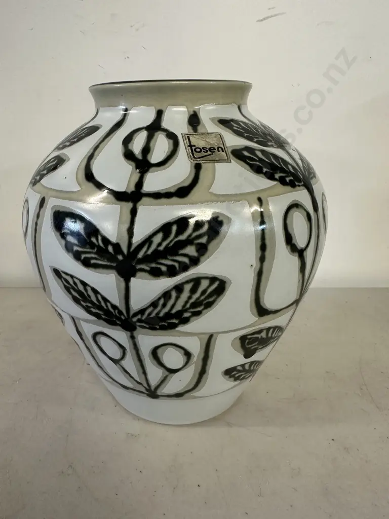 Tosen Ceramic Vase Black & White Leaf Pattern Design Image 1++