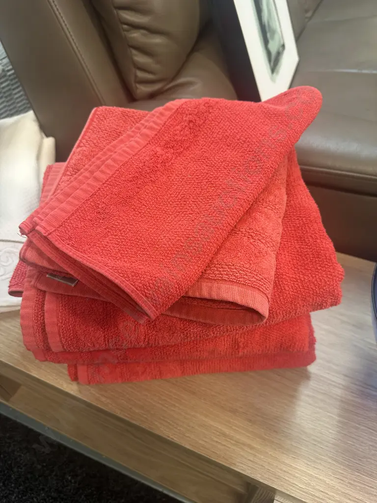 Amante Red Bath Towels x4, Bath Mat x1, Face Cloths x2 Image 1++