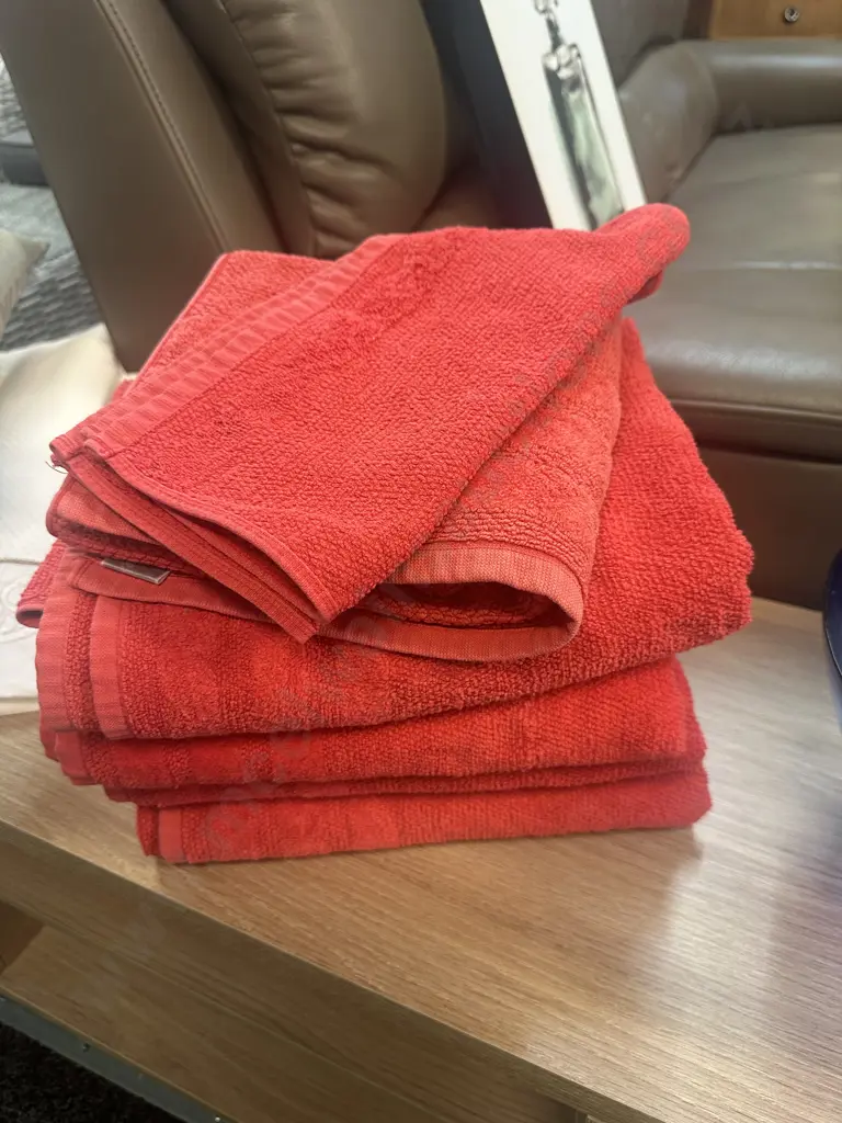 Amante Red Bath Towels x4, Bath Mat x1, Face Cloths x2 Image 1++