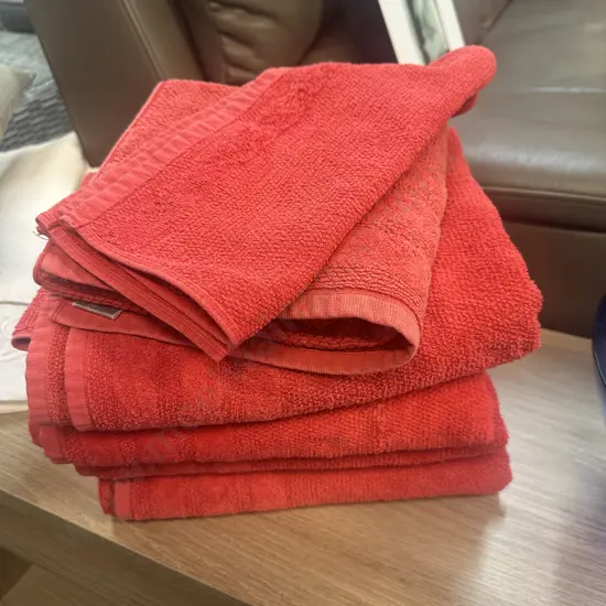 Amante Red Bath Towels x4, Bath Mat x1, Face Cloths x2