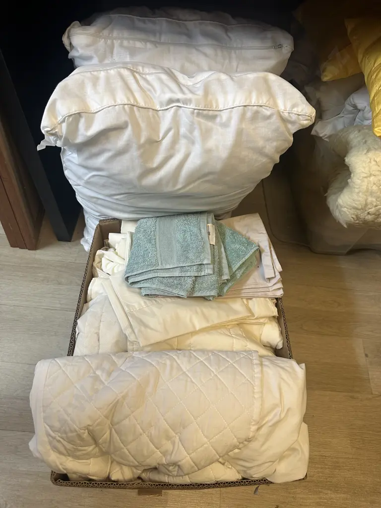 Box Lot Of Assorted Linen Items Including Pair Of Pillows Image 1++