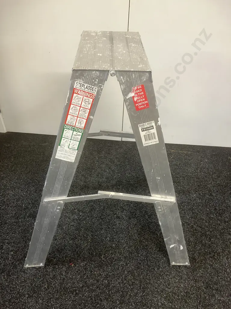 Bailey Industrial Step Ladder - Dble Sided 3, 150Kg, 0.9m, Riveted Image 1++