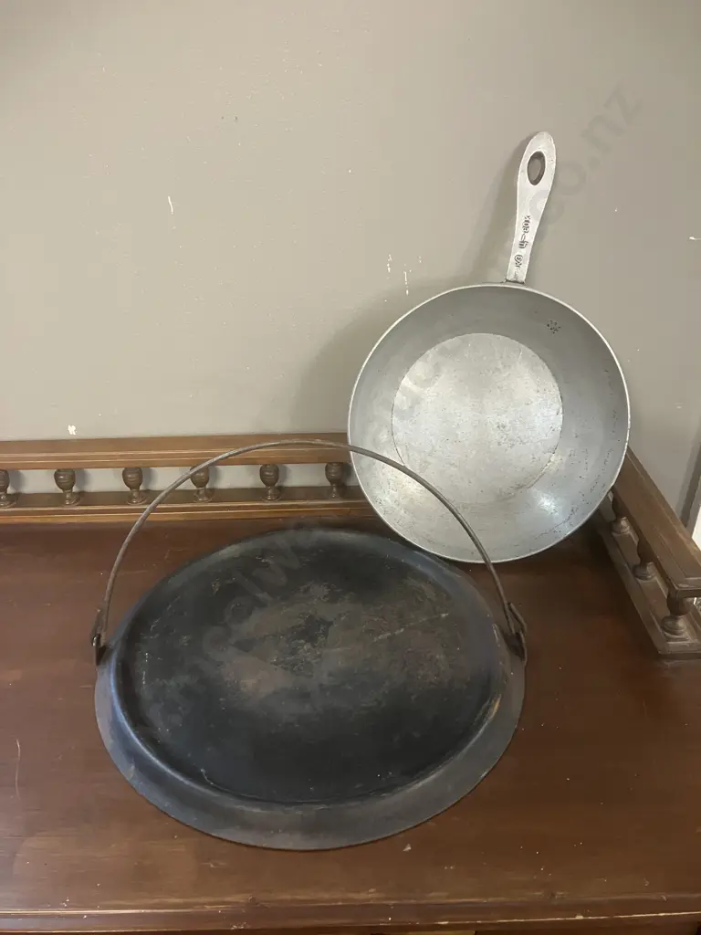 Vintage Items - Cast Iron Round Griddle, Dia 33.5cm, Raised Rim & Bail Handle And Aluminum Frypan Image 1++