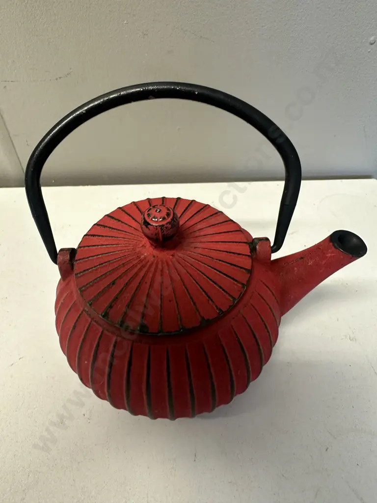 Ribbed Red Round Cast Iron Teapot  Image 1++