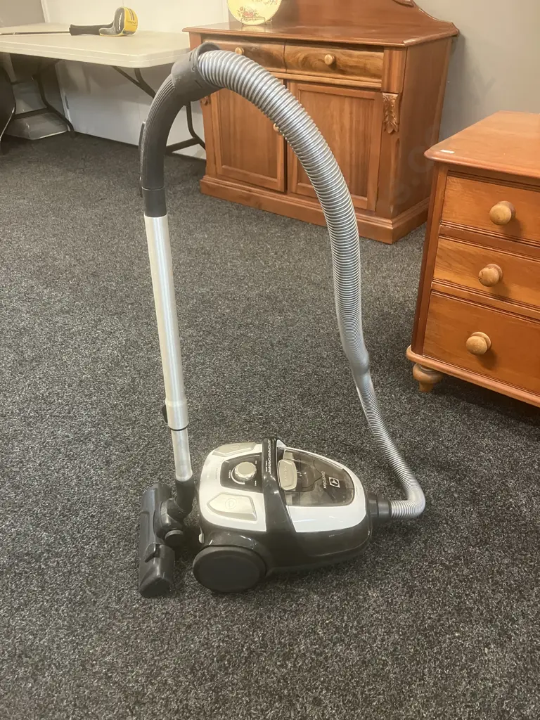 Electrolux Vacuum Cleaner, Aeroperformance Cyclonic 1900W, Model ZAP9930 Image 1++