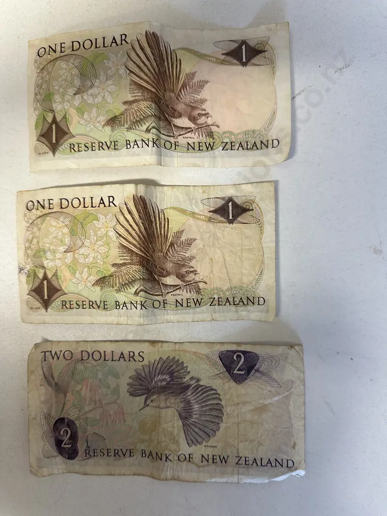 New Zealand Notes - Two x  $1 Dollar, One x $2, 1975 - 1977  R. L. KNIGHT Image 1++