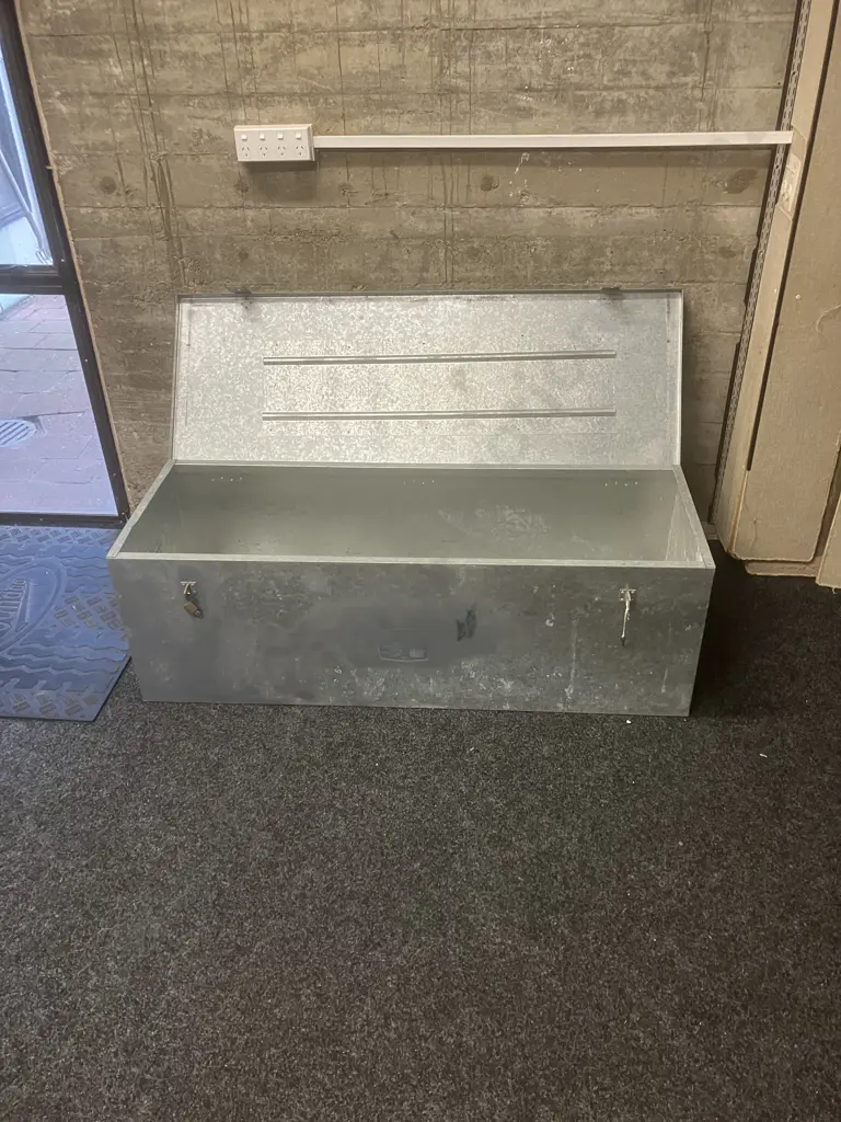 Geelong TB40 Galvanised Toolbox With Padlocks & Keys. H44 W138.5 D50cm Image 1++
