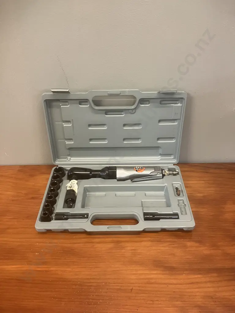 PIT Tools 3/8"  Air Ratchet Wrench Kit, 7 x Sockets 9mm - 19mm, Universal Joint, 2 x 75mm Extn Bars In Blow-Mould Case Image 1++